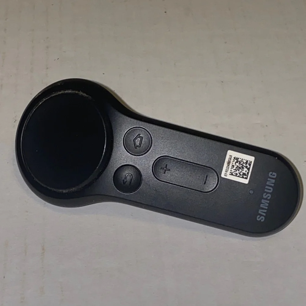 Samsung Gear VR SM-R322 Headset & Controller Powered by Oculus